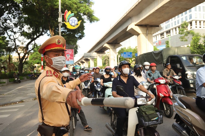 Hà Nội: Phối hợp đảm bảo giao thông thông suốt ngày đầu  thi tốt nghiệp THPT - Ảnh 1.