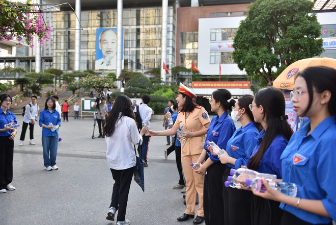 Hà Nội: Phối hợp đảm bảo giao thông thông suốt ngày đầu  thi tốt nghiệp THPT - Ảnh 3.