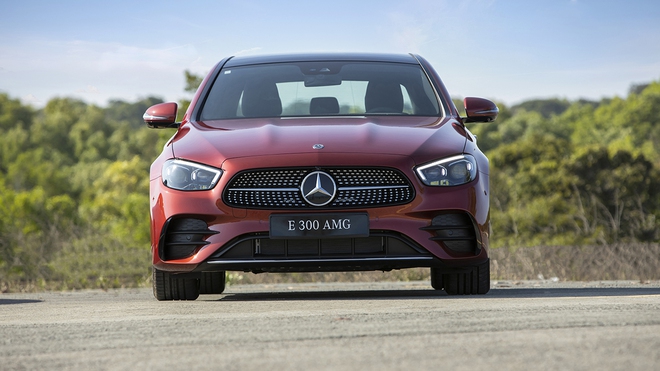 Khó tin, Mercedes-Benz E-Class giảm giá 700 triệu đồng - Ảnh 2.