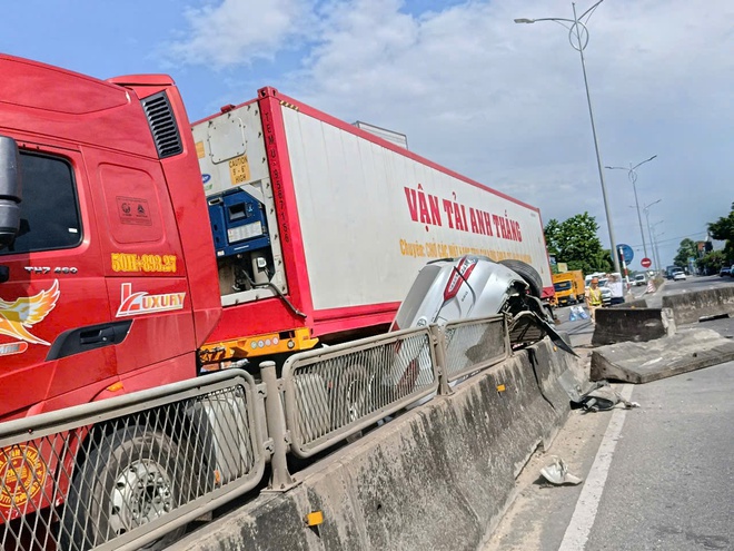 Hiện trường xe đầu kéo tông, kẹp ô tô con giữa dải phân cách trên QL1 ở Quảng Ngãi - Ảnh 4.