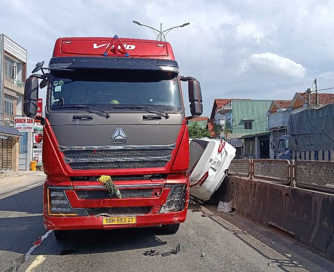 Hiện trường xe đầu kéo tông, kẹp ô tô con giữa dải phân cách trên QL1 ở Quảng Ngãi - Ảnh 6.