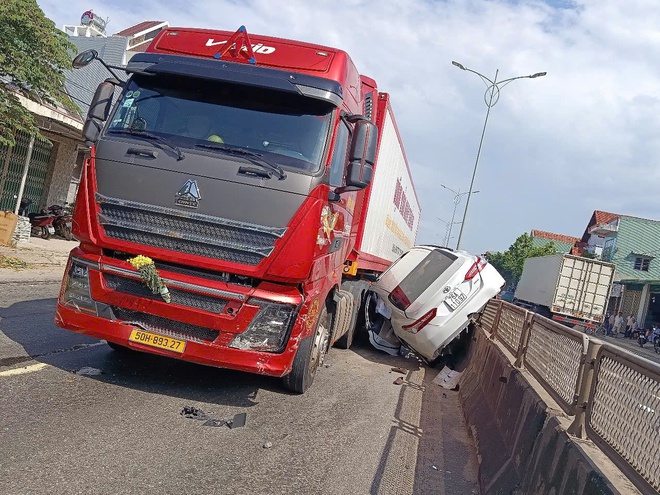 Hiện trường xe đầu kéo tông, kẹp ô tô con giữa dải phân cách trên QL1 ở Quảng Ngãi - Ảnh 3.