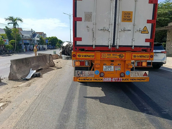 Hiện trường xe đầu kéo tông, kẹp ô tô con giữa dải phân cách trên QL1 ở Quảng Ngãi - Ảnh 5.