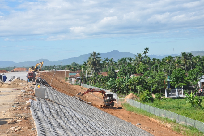 Dân cản trở thi công cao tốc Quảng Ngãi-Hoài Nhơn, lãnh đạo tỉnh Quảng Ngãi đến hiện trường chỉ đạo "nóng" - Ảnh 4.