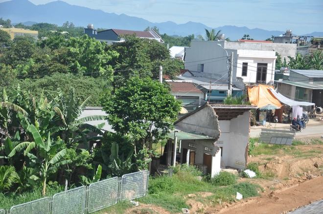 Dân cản trở thi công cao tốc Quảng Ngãi-Hoài Nhơn, lãnh đạo tỉnh Quảng Ngãi đến hiện trường chỉ đạo "nóng" - Ảnh 6.