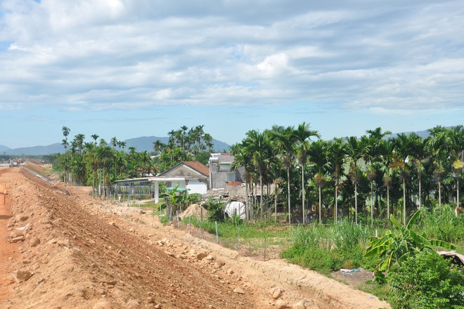 Dân cản trở thi công cao tốc Quảng Ngãi-Hoài Nhơn, lãnh đạo tỉnh Quảng Ngãi đến hiện trường chỉ đạo "nóng" - Ảnh 3.