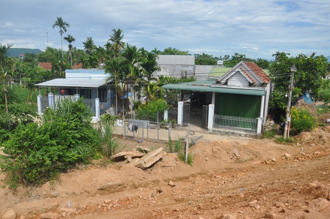 Dân cản trở thi công cao tốc Quảng Ngãi-Hoài Nhơn, lãnh đạo tỉnh Quảng Ngãi đến hiện trường chỉ đạo "nóng" - Ảnh 7.