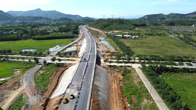 Thứ trưởng Nguyễn Việt Hùng kiểm tra thi công cao tốc Hoà Liên-Tuý Loan - Ảnh 2.