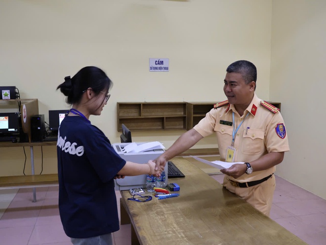 Cục CSGT chỉ đạo CSGT các tỉnh, thành phố tập trung cấp đổi, sát hạch giấy phép lái xe cho nhân dân  - Ảnh 3.