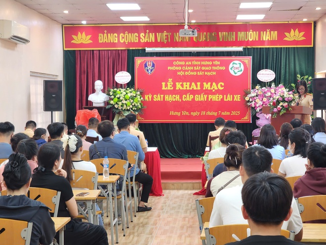 Cục CSGT chỉ đạo CSGT các tỉnh, thành phố tập trung cấp đổi, sát hạch giấy phép lái xe cho nhân dân  - Ảnh 1.