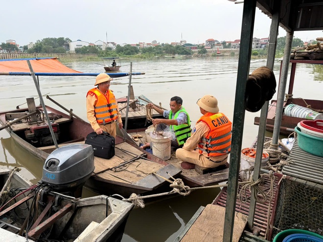 Hình ảnh cảnh sát đường thuỷ Hà Nội hướng dẫn chủ thuyền neo đậu phòng tránh bão 3 - Ảnh 5.