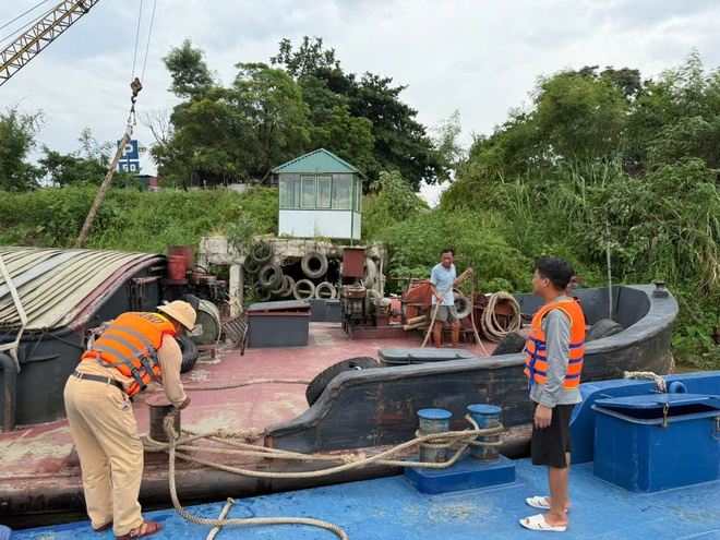 Hình ảnh cảnh sát đường thuỷ Hà Nội hướng dẫn chủ thuyền neo đậu phòng tránh bão 3 - Ảnh 4.
