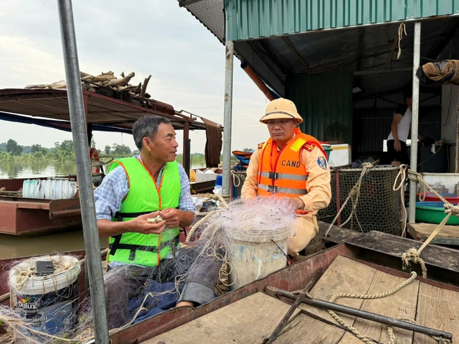 Hình ảnh cảnh sát đường thuỷ Hà Nội hướng dẫn chủ thuyền neo đậu phòng tránh bão 3 - Ảnh 3.
