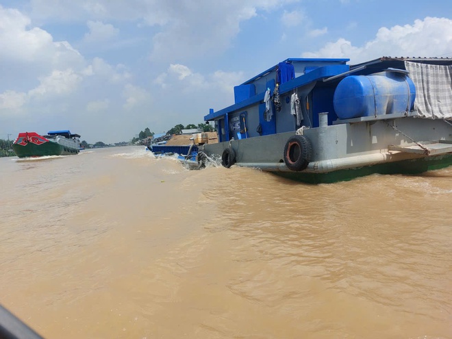 CSGT đồng loạt ra quân tổng kiểm soát, xử lý phương tiện kinh doanh vận tải trên đường bộ, đường thủy - Ảnh 4.