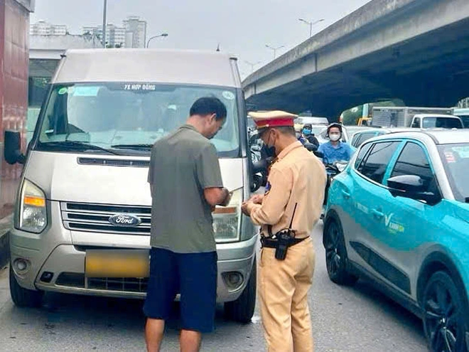 Xuyên đêm kiểm soát, xử lý xe kinh doanh vận tải vi phạm - Ảnh 7.