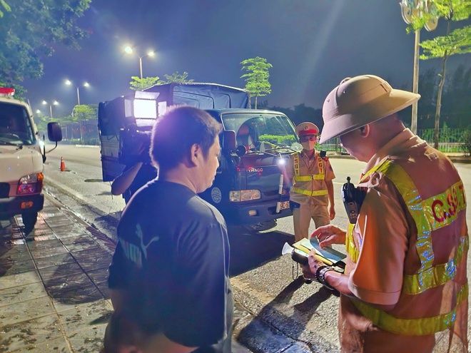 Xuyên đêm kiểm soát, xử lý xe kinh doanh vận tải vi phạm - Ảnh 3.