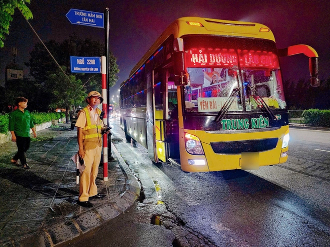 Xuyên đêm kiểm soát, xử lý xe kinh doanh vận tải vi phạm - Ảnh 1.