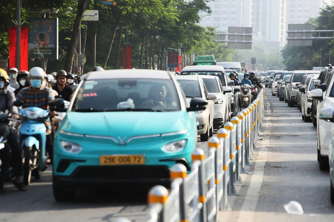 Hà Nội: Ngày đầu thực hiện phân luồng đường Võ Chí Công thông suốt an toàn - Ảnh 4.