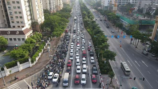Hà Nội: Ngày đầu thực hiện phân luồng đường Võ Chí Công thông suốt an toàn - Ảnh 1.