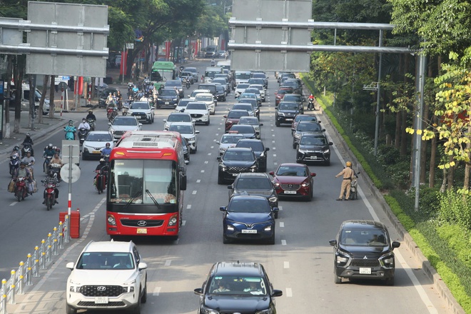 Hà Nội: Ngày đầu thực hiện phân luồng đường Võ Chí Công thông suốt an toàn - Ảnh 3.