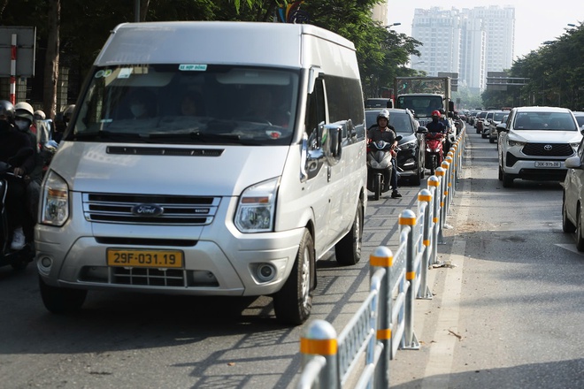 Hà Nội: Ngày đầu thực hiện phân luồng đường Võ Chí Công thông suốt an toàn - Ảnh 2.