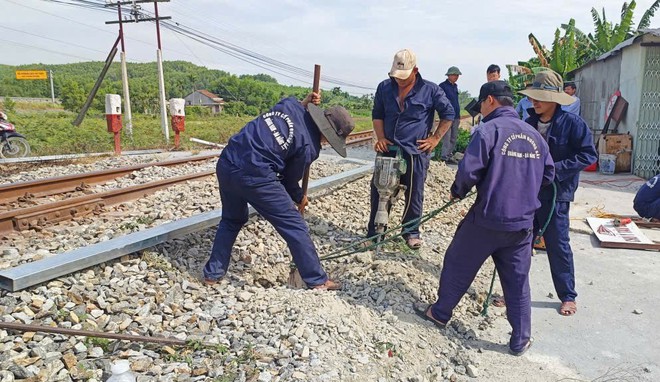 Quảng Ngãi đóng lối đi tự mở qua đường sắt đã từng xảy ra nhiều vụ TNGT chết người - Ảnh 3.