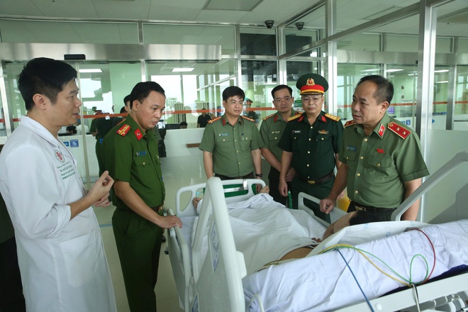 Giám đốc Công an Hà Nội thăm hỏi, động viên Đại úy CSCĐ bị "quái xế" tông khi làm nhiệm vụ A80- Ảnh 1.