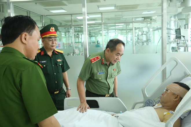 Giám đốc Công an Hà Nội thăm hỏi, động viên Đại úy CSCĐ bị "quái xế" tông khi làm nhiệm vụ A80- Ảnh 2.