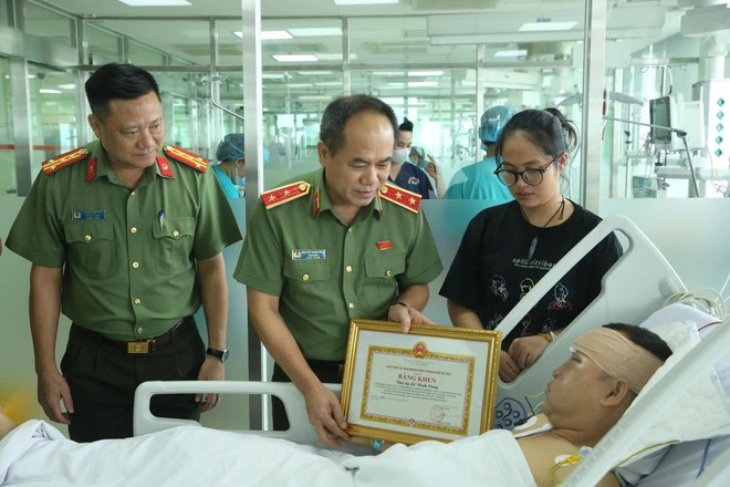 Giám đốc Công an Hà Nội thăm hỏi, động viên Đại úy CSCĐ bị "quái xế" tông khi làm nhiệm vụ A80- Ảnh 4.