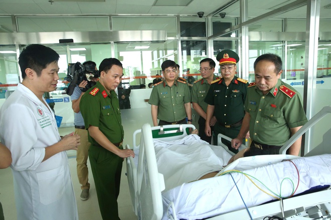 Giám đốc Công an Hà Nội thăm hỏi, động viên Đại úy CSCĐ bị "quái xế" tông khi làm nhiệm vụ A80- Ảnh 3.