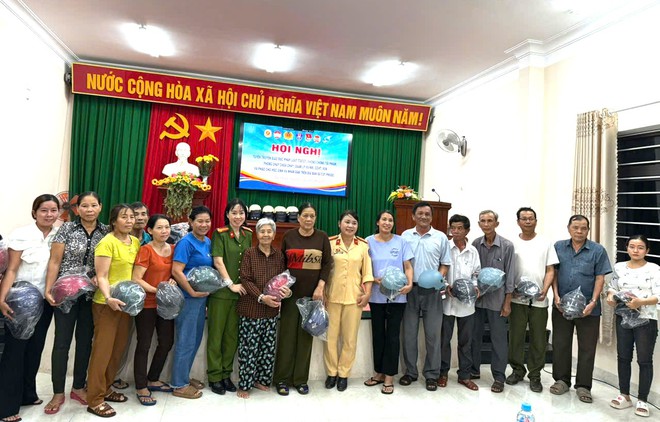 Chong đèn tuyên truyền, phổ biến pháp luật về TTATGT- Ảnh 8.