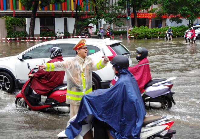 Hà Nội mưa lớn, nhiều tuyến đường ngập sâu, phương tiện di chuyển khó khăn- Ảnh 4.