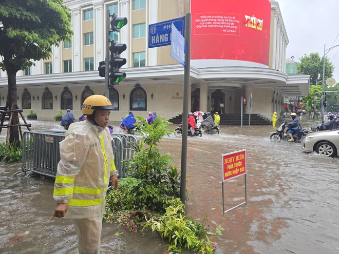 Hà Nội mưa lớn, nhiều tuyến đường ngập sâu, phương tiện di chuyển khó khăn- Ảnh 1.