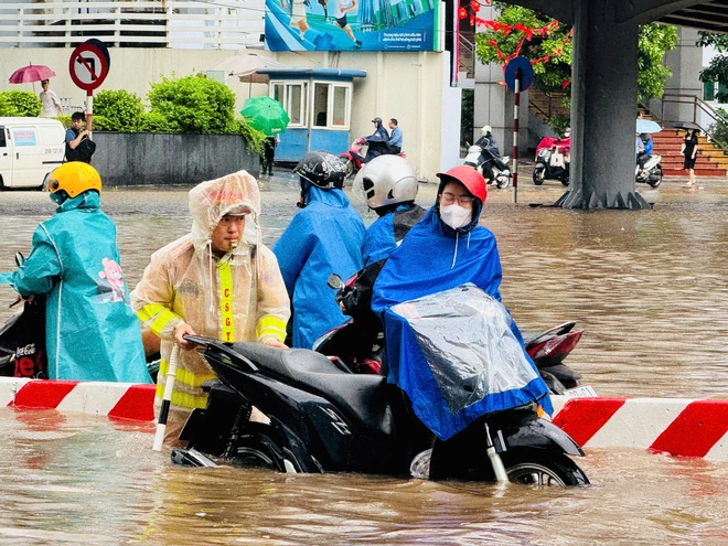 Hà Nội mưa lớn, nhiều tuyến đường ngập sâu, phương tiện di chuyển khó khăn- Ảnh 5.