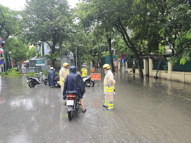 Hà Nội mưa lớn, nhiều tuyến đường ngập sâu, phương tiện di chuyển khó khăn- Ảnh 2.