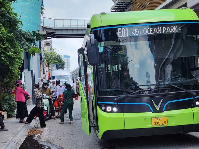 Sơ duyệt diễu binh A80, tàu điện, xe buýt Hà Nội vận chuyển 238 nghìn lượt khách- Ảnh 1.