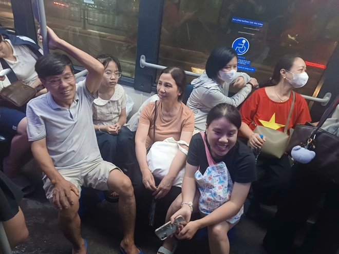 Sơ duyệt diễu binh A80, tàu điện, xe buýt Hà Nội vận chuyển 238 nghìn lượt khách- Ảnh 6.