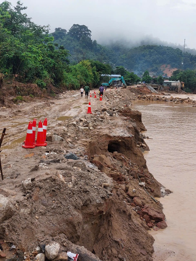 Điện Biên: Xuyên đêm thông tuyến QL12 đoạn qua xã Mường Luân- Ảnh 1.