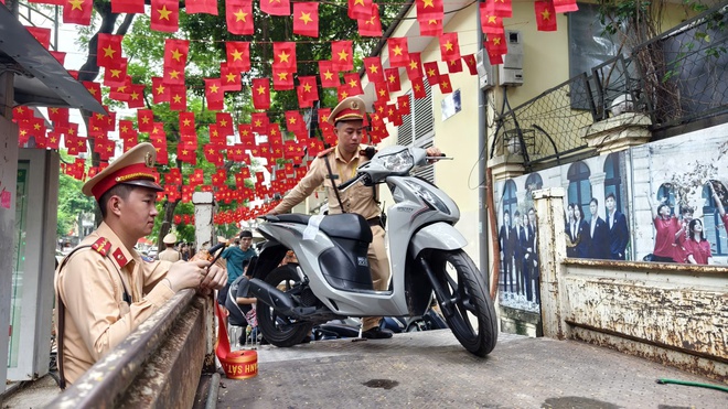 Công an Hà Nội đồng loạt ra quân kiểm tra, xử lý học sinh vi phạm giao thông- Ảnh 6. Công an Hà Nội đồng loạt ra quân kiểm tra, xử lý học sinh vi phạm giao thông- Ảnh 6.