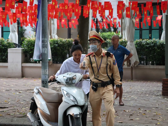 Công an Hà Nội đồng loạt ra quân kiểm tra, xử lý học sinh vi phạm giao thông- Ảnh 2. Công an Hà Nội đồng loạt ra quân kiểm tra, xử lý học sinh vi phạm giao thông- Ảnh 2.
