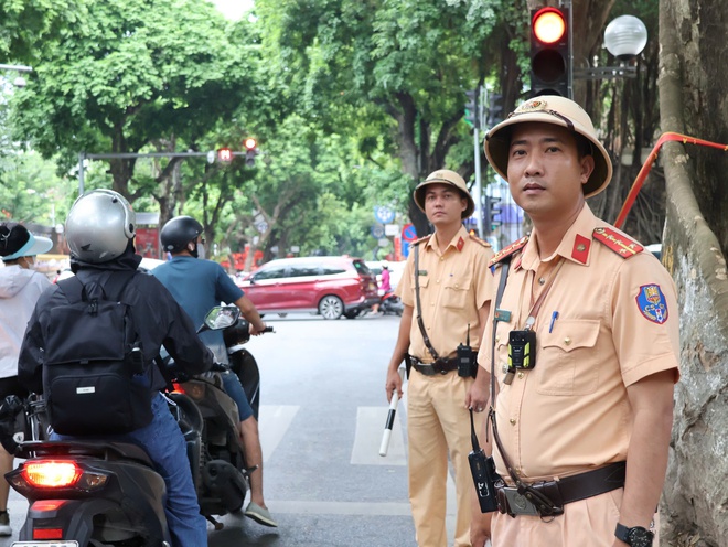 Công an Hà Nội đồng loạt ra quân kiểm tra, xử lý học sinh vi phạm giao thông- Ảnh 3. Công an Hà Nội đồng loạt ra quân kiểm tra, xử lý học sinh vi phạm giao thông- Ảnh 3.