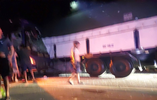 TNGT giữa 3 ô tô trên tuyến La Sơn-Hoà Liên khiến nhiều người mắc kẹt trên xe khách - Ảnh 6.