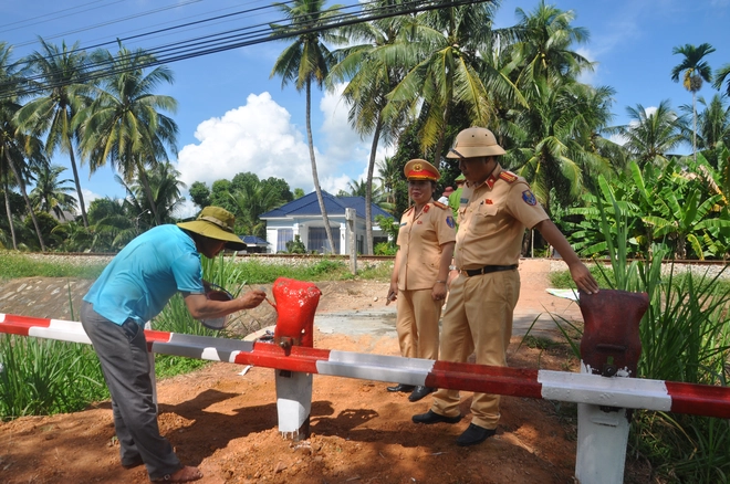 Gia Lai: Hợp sức đóng, xoá lối đi tự mở qua đường sắt - Ảnh 2.