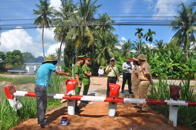 Gia Lai: Hợp sức đóng, xoá lối đi tự mở qua đường sắt - Ảnh 3.