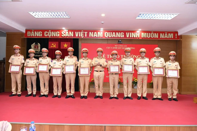 Khen thưởng lực lượng CSGT tăng cường phục vụ A80- Ảnh 4.