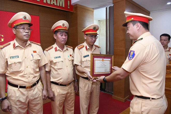 Khen thưởng lực lượng CSGT tăng cường phục vụ A80- Ảnh 1.