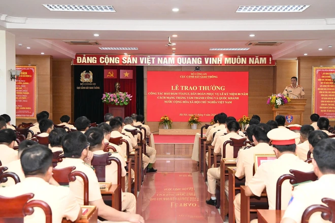 Khen thưởng lực lượng CSGT tăng cường phục vụ A80- Ảnh 2.