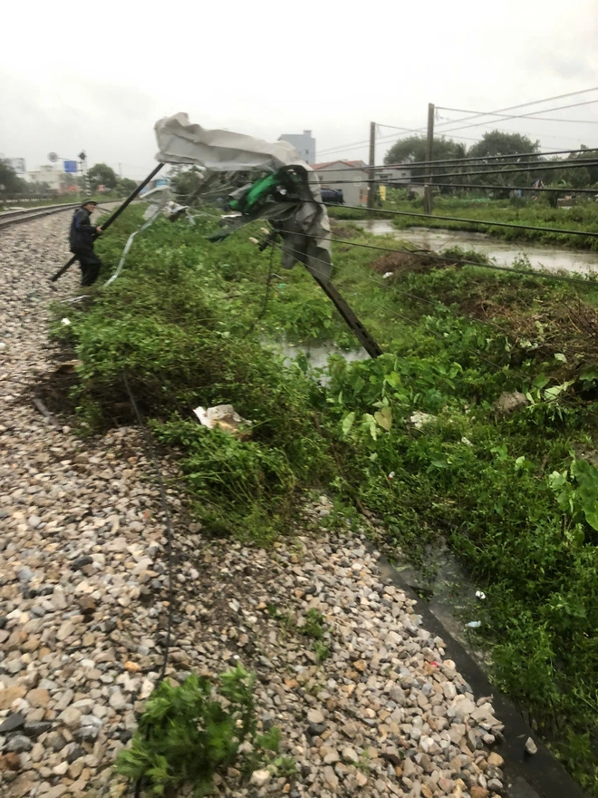 Chùm ảnh: Ngành đường sắt căng mình đảm bảo an toàn chạy tàu trong bão Bualoi- Ảnh 1.