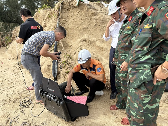 Chạy đua thời gian tìm kiếm 9 thuyền viên trên hai tàu cá bị chìm ở Quảng Trị trong bão số 10 - Ảnh 2.