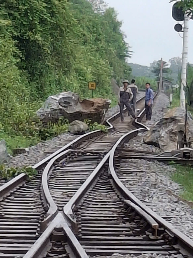 Thông tuyến đường sắt Thống Nhất qua Quảng Trị sau vụ khối đá lớn rơi xuống đường ray- Ảnh 2.
